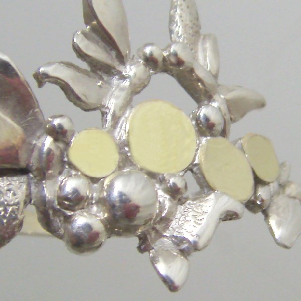 (r1330)Anillo de plata con motivo floral.
